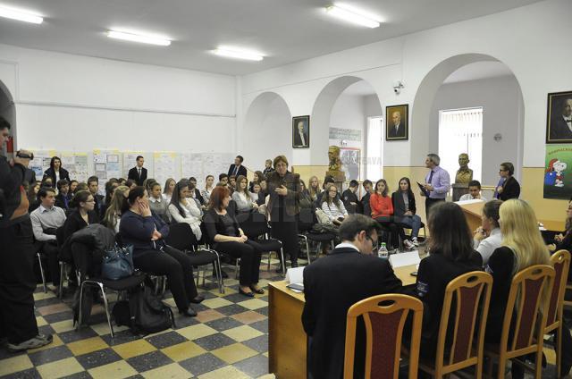 Liceenii de la Colegiul „Eudoxiu Hurmuzachi” şi-au ales reprezentanţii în Consiliul Şcolar