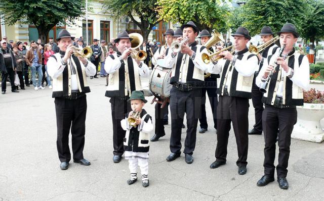 Lumea satului tradiţional românesc a prins din nou viaţă la Festivalul fanfarelor