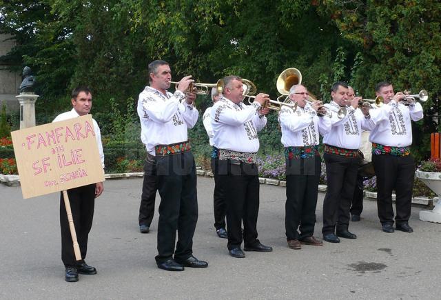 Lumea satului tradiţional românesc a prins din nou viaţă la Festivalul fanfarelor