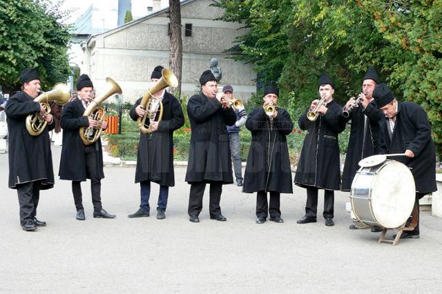 Lumea satului tradiţional românesc a prins din nou viaţă la Festivalul fanfarelor