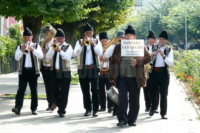 Lumea satului tradiţional românesc a prins din nou viaţă la Festivalul fanfarelor