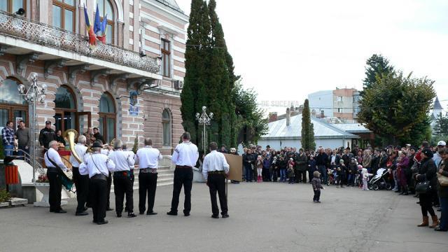 Lumea satului tradiţional românesc a prins din nou viaţă la Festivalul fanfarelor