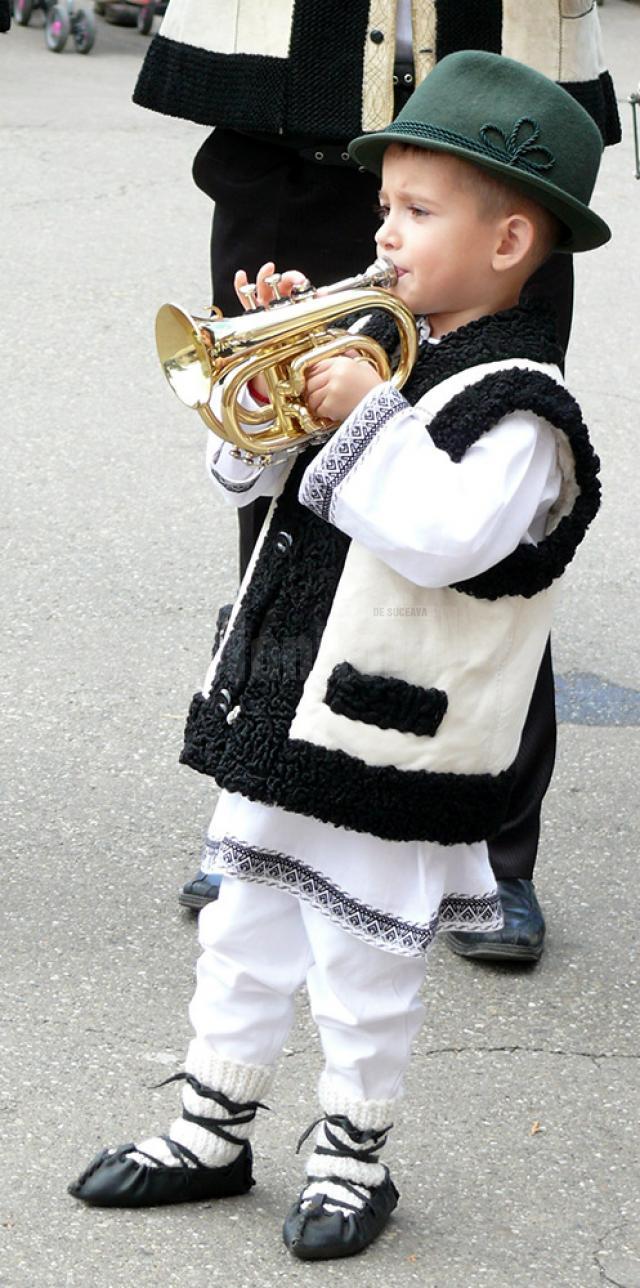 Lumea satului tradiţional românesc a prins din nou viaţă la Festivalul fanfarelor