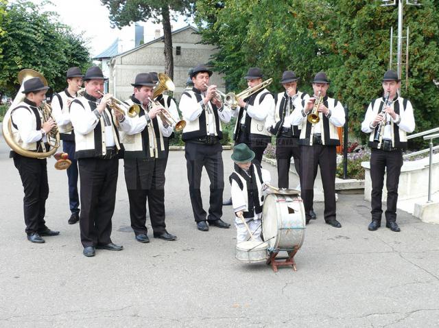 Lumea satului tradiţional românesc a prins din nou viaţă la Festivalul fanfarelor