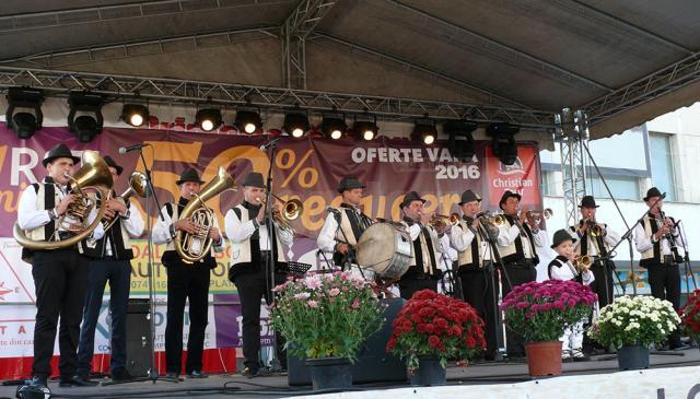 Lumea satului tradiţional românesc a prins din nou viaţă la Festivalul fanfarelor