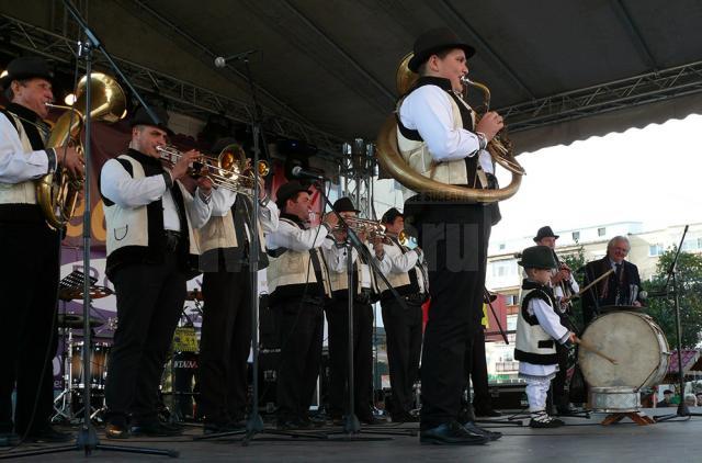 Lumea satului tradiţional românesc a prins din nou viaţă la Festivalul fanfarelor