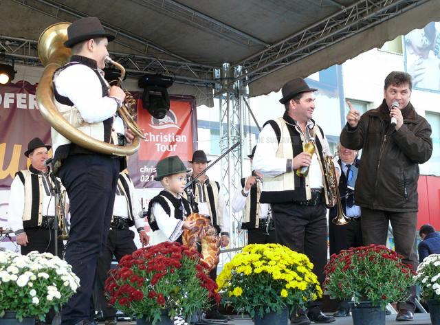 Lumea satului tradiţional românesc a prins din nou viaţă la Festivalul fanfarelor