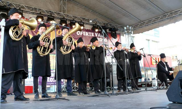 Lumea satului tradiţional românesc a prins din nou viaţă la Festivalul fanfarelor