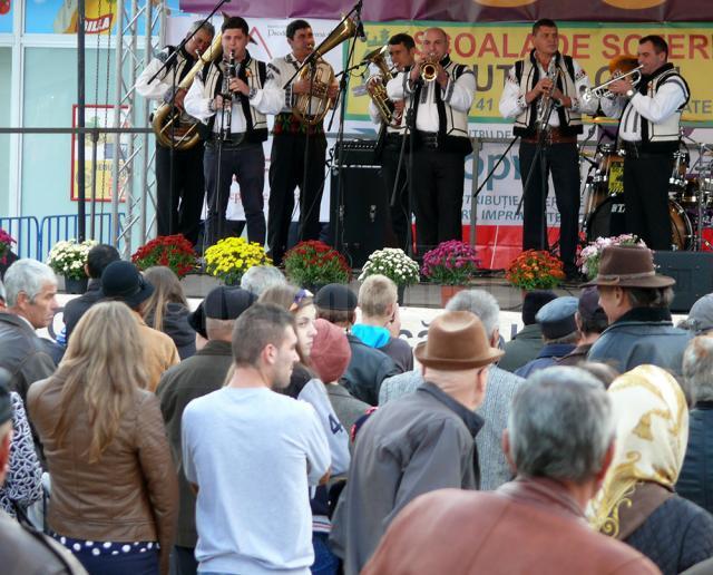 Lumea satului tradiţional românesc a prins din nou viaţă la Festivalul fanfarelor