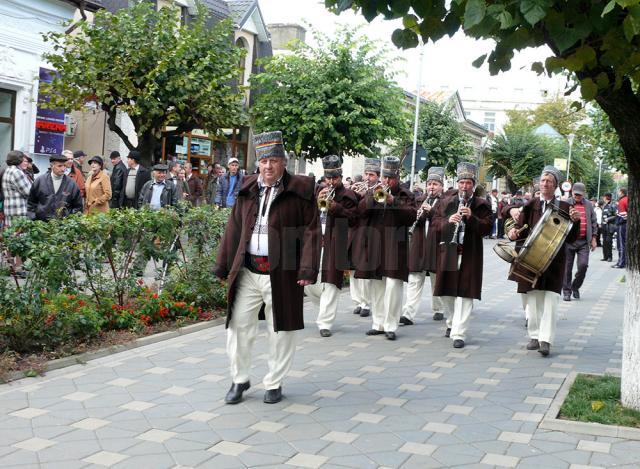 Lumea satului tradiţional românesc a prins din nou viaţă la Festivalul fanfarelor