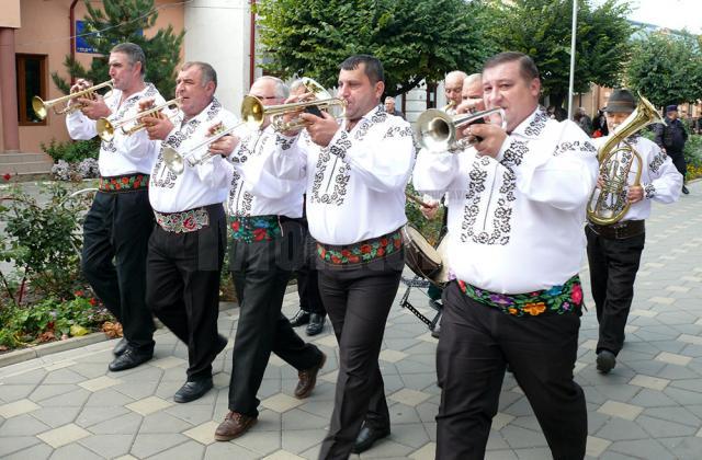 Lumea satului tradiţional românesc a prins din nou viaţă la Festivalul fanfarelor