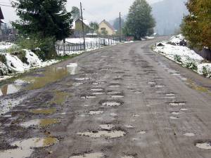 Catastrofalul drum judeţean Brodina - Ulma va intra în reabilitare şi modernizare de anul viitor