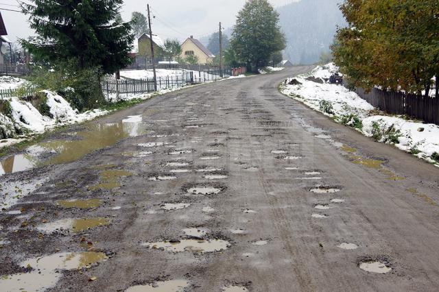 Catastrofalul drum judeţean Brodina - Ulma va intra în reabilitare şi modernizare de anul viitor