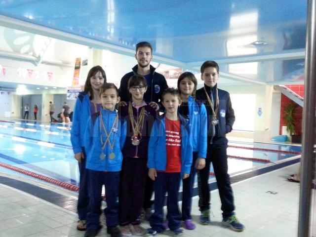 Șase dintre înotătorii suceveni ce au concurat la Cupa Casa Ema de la Bistrița