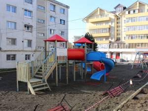 Cel mai mare dintre locurile de joacă refăcute total de Primăria Suceava, în cartierul Burdujeni