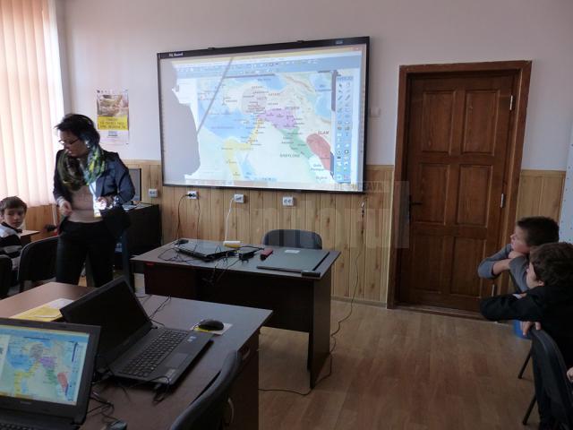 Table inteligente şi laptopuri în loc de caiete, la Şcoala „Grigore Ghica Voievod” din Iţcani