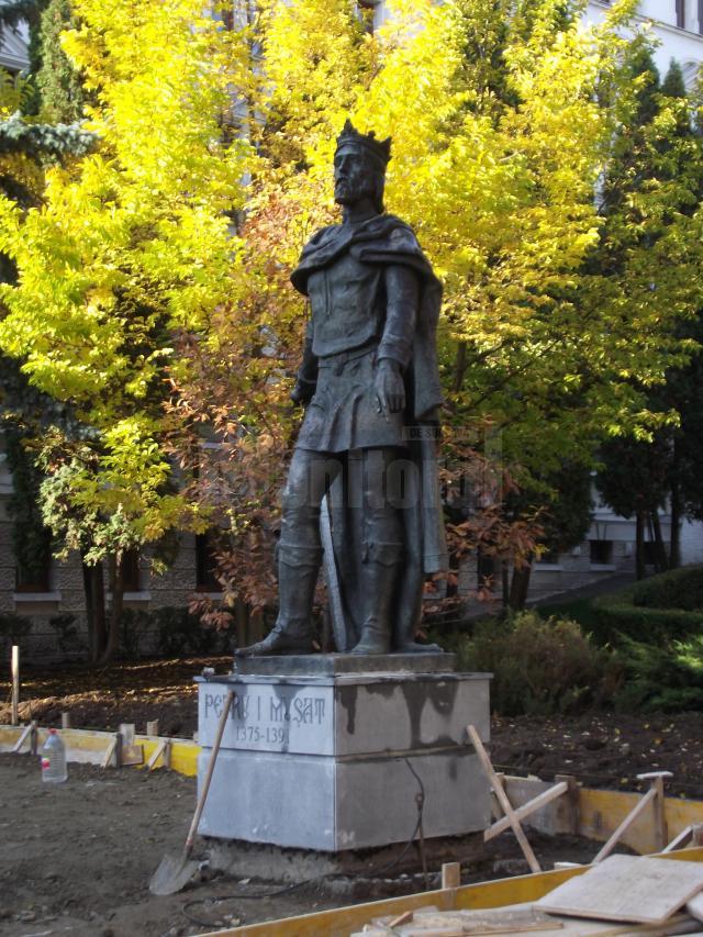 Statuia voievodului Petru I Muşat a fost reamplasată în centrul municipiului Suceava