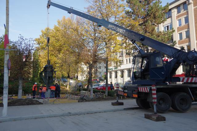 Statuia domnitorului moldovean a revenit în Centru după o absenţă de aproape 5 ani