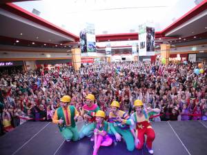 Peste 3.000 de copii, însoţiţi de părinţi şi bunici, au luat parte la spectacolul „Am o căsuţă mică", susţinut de Gaşca Zurli, la Shopping City Suceava