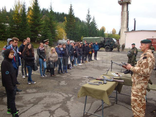 Militarii le-au vorbit elevilor despre avantajele unei cariere militare şi au încercat să le stârnească interesul cu tehnica de luptă şi activităţi practice