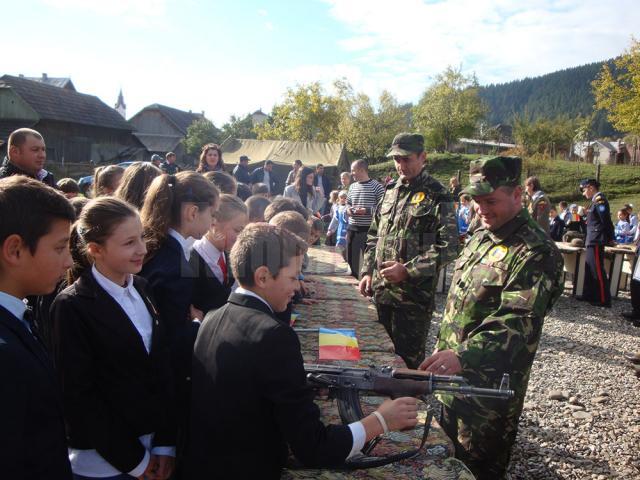 Militarii şi-au prezentat tehnica şi oferta de şcolarizare în şcoli sucevene