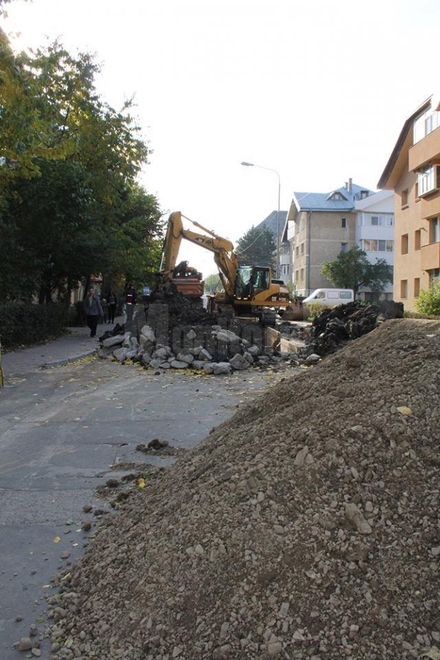 Gropi de aproape şapte metri adâncime pentru înlocuirea conductelor de canalizare de la intrarea în Obcini