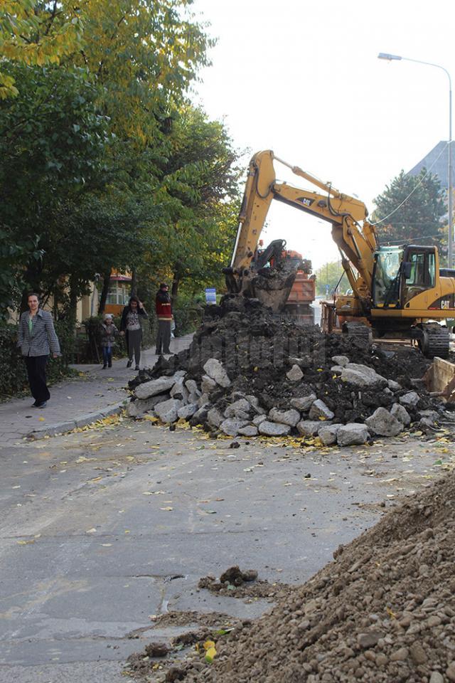 Gropi de aproape şapte metri adâncime pentru înlocuirea conductelor de canalizare de la intrarea în Obcini