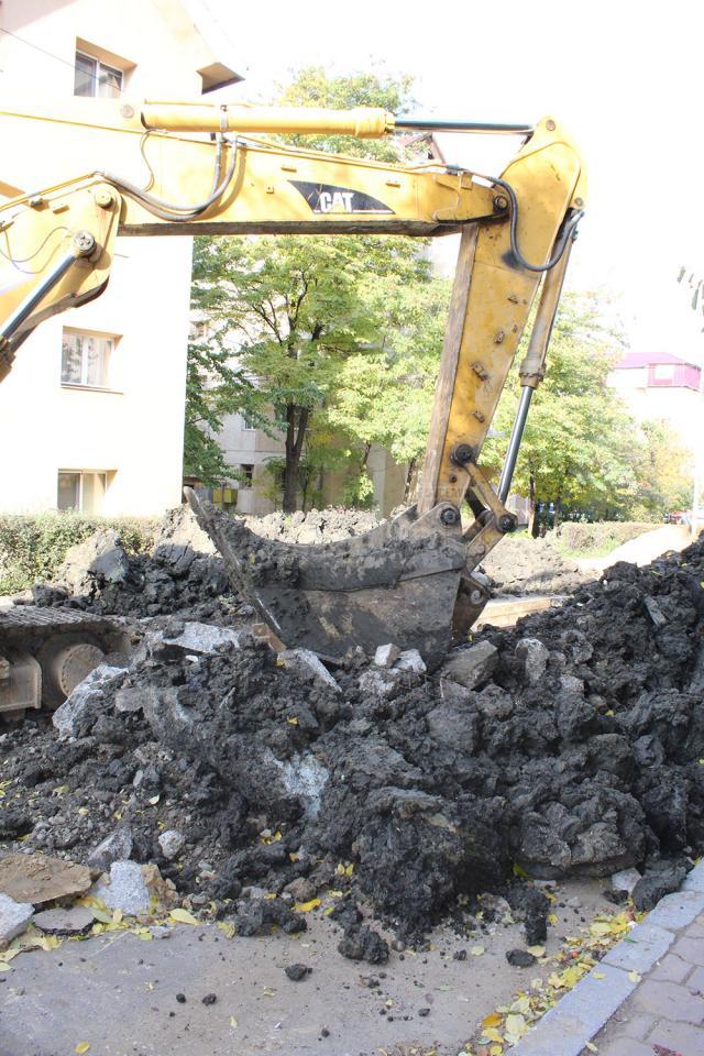 Gropi de aproape şapte metri adâncime pentru înlocuirea conductelor de canalizare de la intrarea în Obcini