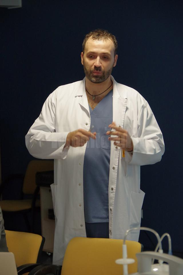 Dr. Mihai Creţeanu Jr. a prezentat cazul şi metoda prin care a fost tratat, subliniind avantajele acesteia