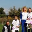 Atleta Andreea Doroftei, alături de antrenoarea Erzilia Țâmpău pe podiumul naționalelor de cros 1