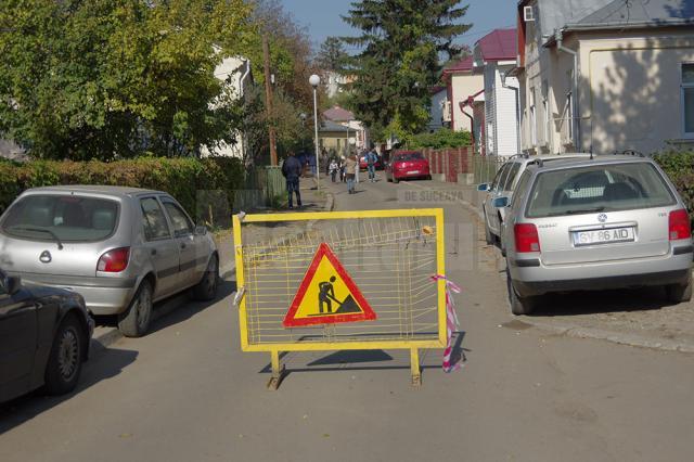 Strada Samuil Isopescul a fost închisă pe porţiunea care trece prin faţa liceului cu acelaşi nume şi până în faţa Şcolii Gimnaziale Nr. 1