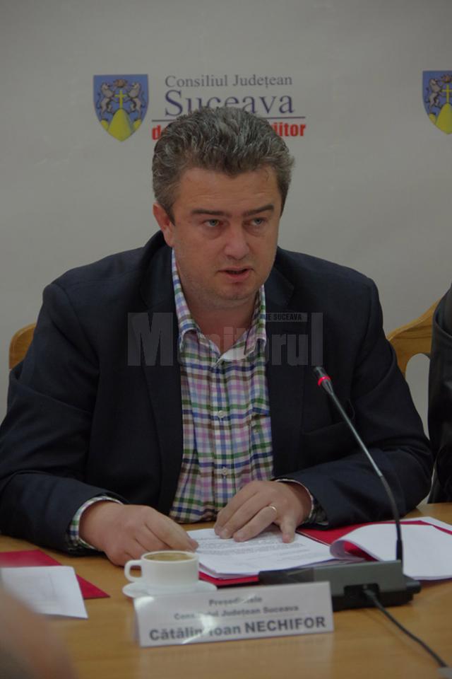 Preşedintele Consiliului Judeţean Suceava, Cătălin Nechifor, i-a cerut public demisia liderului consilierilor judeţeni ai PNL, Vasile Ilie, pentru „minciună prin omisiune”