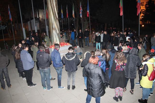Sute de tineri au trecut aseară prin parc, pentru a aduce un ultim omagiu victimelor