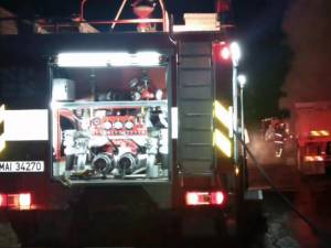 Focul a distrus în totalitate cabina autocamionului MAN, însă incendiul a fost stopat înainte de a ajunge la rezervor