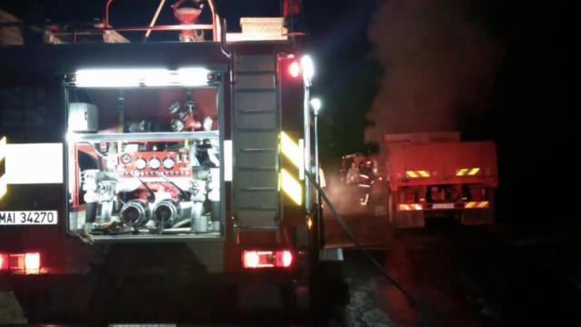 Focul a distrus în totalitate cabina autocamionului MAN, însă incendiul a fost stopat înainte de a ajunge la rezervor