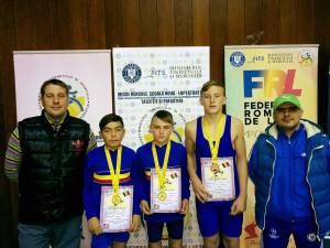 Cei trei luptători medaliați la naționalele de copii II, alături de antrenorii Daniel Ciubotaru și Andrei Bolohan