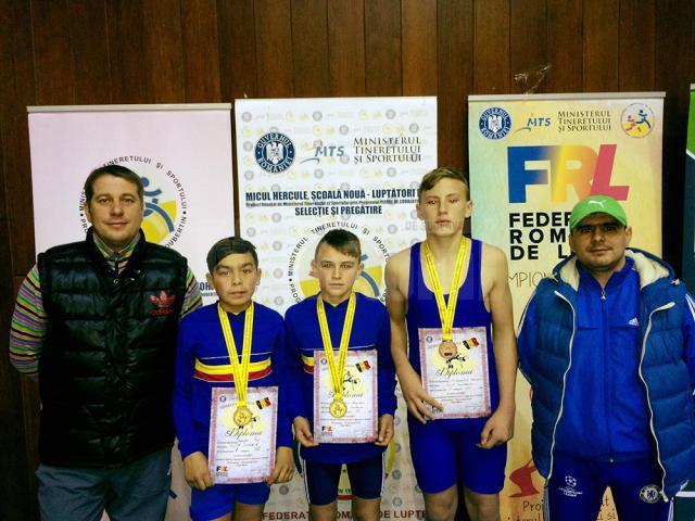 Cei trei luptători medaliați la naționalele de copii II, alături de antrenorii Daniel Ciubotaru și Andrei Bolohan