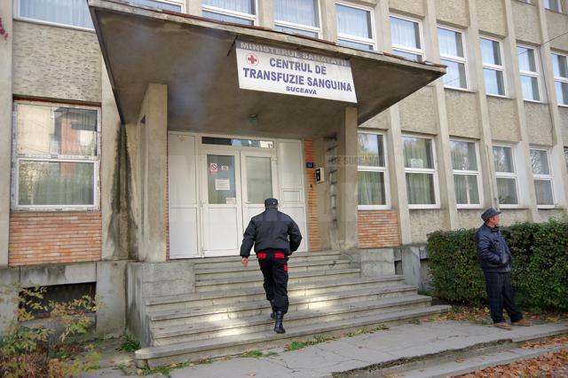 Zeci de donatori au luat ieri cu asalt Centrul de Transfuzie din Suceava pentru a-i ajuta pe cei aflaţi în suferinţă, după incendiul din clubul Colectiv