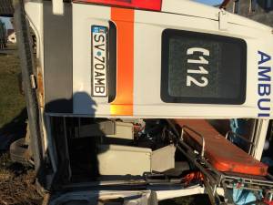 Ambulanţa răsturnată pe drumul dintre Părhăuţi şi Costâna