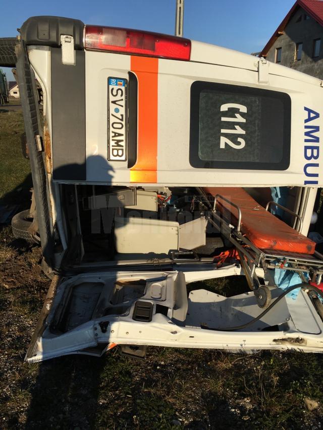 Ambulanţa răsturnată pe drumul dintre Părhăuţi şi Costâna