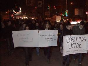 Tinerii s-au adunat într-un marş de doliu prin oraş