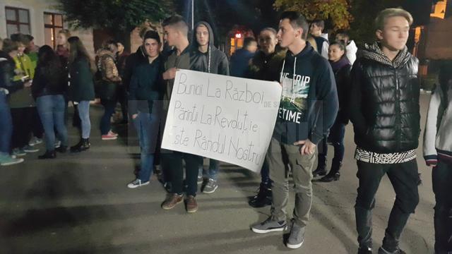 Aproximativ 30 de tineri au participat aseară, începând cu ora 19,00, la un marş pe traseul Piaţa “Nada Florilor” – Primăria municipiului Fălticeni