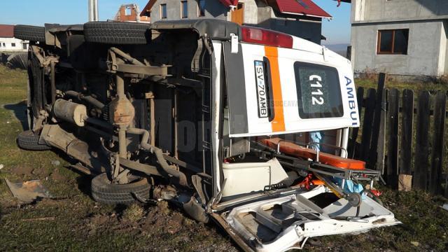Accident cu patru răniţi după ce şoferul unei ambulanţe a pierdut controlul volanului şi s-a rostogolit cu maşina pe un câmp
