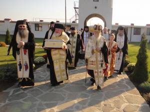 Delegaţia Patriarhiei, condusă de Preasfinţitul Episcop – Vicar Varlaam Ploieşteanul, care a adus racla cu moaştele Sfântului Ioan Gură de Aur la Mănăstirea Intrarea Maicii Domnului în Biserică