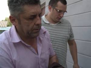 Constantin Iosep Axentioi (stânga), afaceristul trimis în judecată sub acuzaţia că a comandat asasinatul
