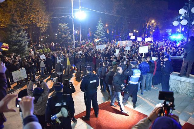 Aproape 1.500 de suceveni au protestat aseară în faţa primăriei şi prin întreg oraşul