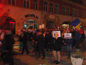Peste cinci sute de rădăuţeni au manifestat ieri seară în zona centrală a municipiului Rădăuţi