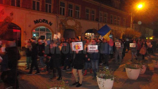 Peste cinci sute de rădăuţeni au manifestat ieri seară în zona centrală a municipiului Rădăuţi