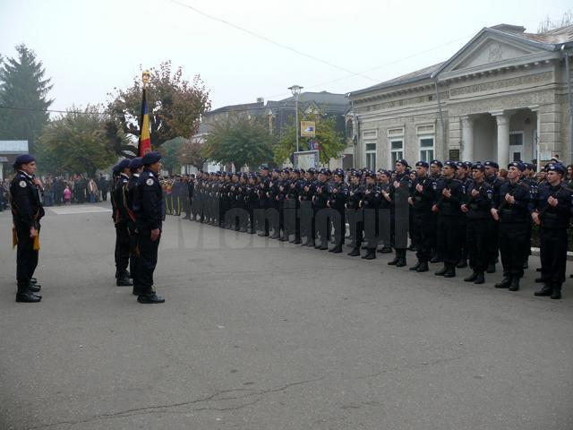 Elevii din anul I, seria 2015-2017, de la Şcoala Militară de Subofiţeri de Jandarmi “Petru Rareş” Fălticeni au depus Jurământul Militar