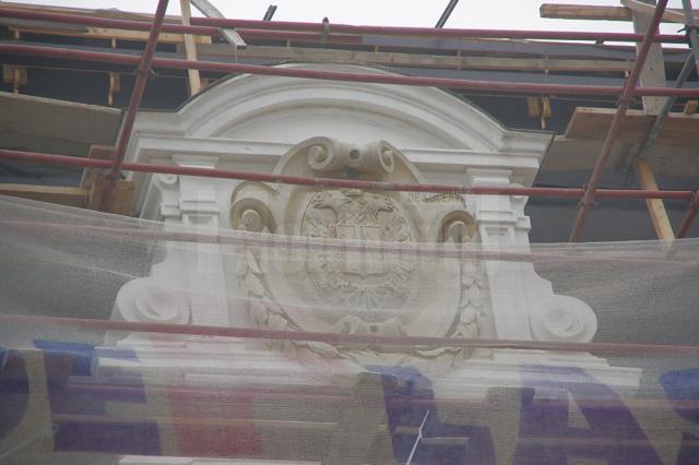 Frontonul faţadei Muzeului de Istorie a fost împodobit cu vulturul bicefal al monarhiei habsburgice